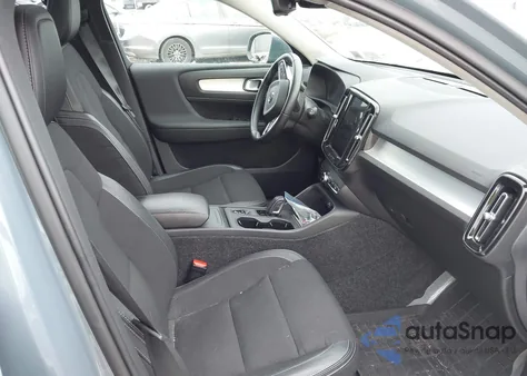 2020 Volvo Xc40 Momentum z USA, uszkodzony, nr VIN YV4162UK8L2335796